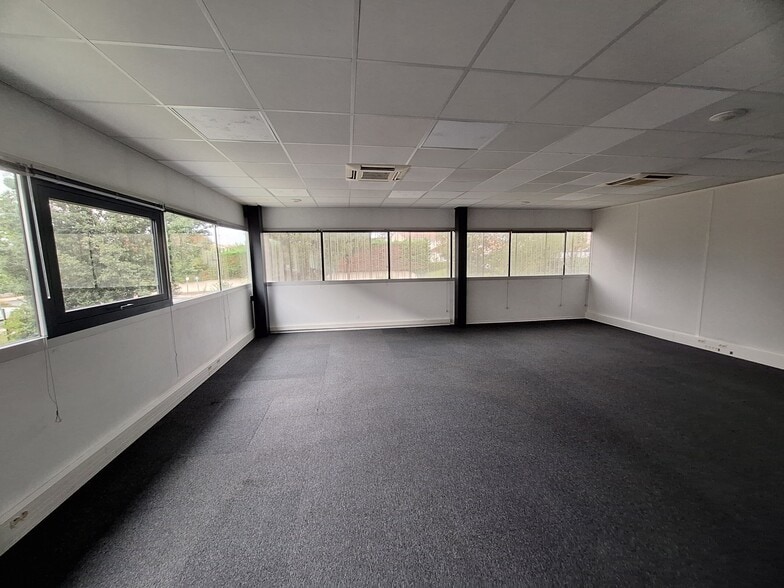 Office in Floirac for lease - Building Photo - Image 2 of 12