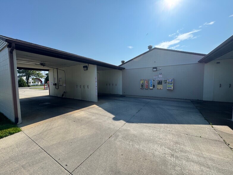 4240 E Lake Rd, Sheffield Lake, OH à vendre - Photo du bâtiment - Image 3 de 6