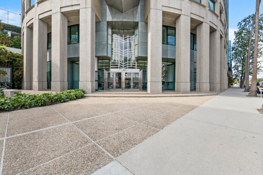 11400 W Olympic Blvd, Los Angeles, CA à louer - Photo du bâtiment - Image 2 de 6