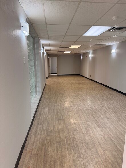872 E Sahara Ave, Las Vegas, NV à louer - Photo du bâtiment - Image 2 de 33