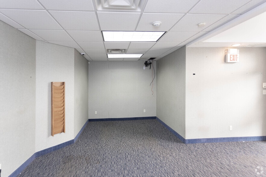 55 Veterans Memorial Hwy, Commack, NY for lease - Interior Photo - Image 2 of 47