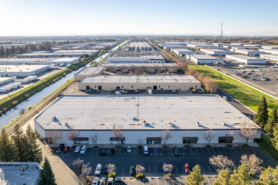 834 Striker Ave, Sacramento, CA à louer - Photo du bâtiment - Image 3 de 7