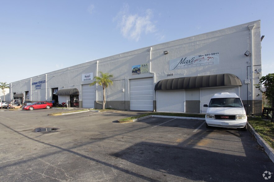 3989-4011 Pembroke Rd, Hollywood, FL à louer - Photo du bâtiment - Image 2 de 10