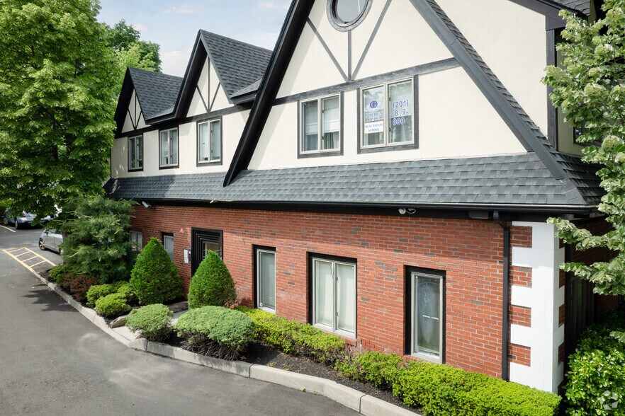 1182 Teaneck Rd, Teaneck, NJ à vendre - Photo du bâtiment - Image 3 de 5