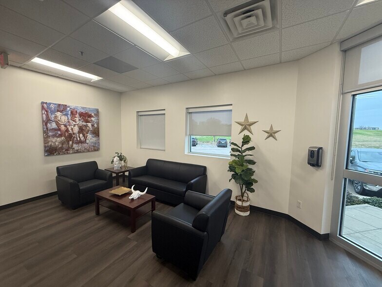 600-630 North Fwy, Fort Worth, TX for lease - Interior Photo - Image 2 of 10