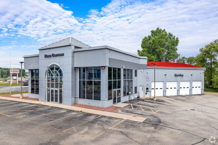 3210 W Washington St, West Bend, WI à louer - Photo principale - Image 1 de 26