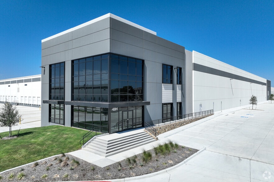 4101 Northern Cross Blvd, Haltom City, TX for lease - Building Photo - Image 2 of 4