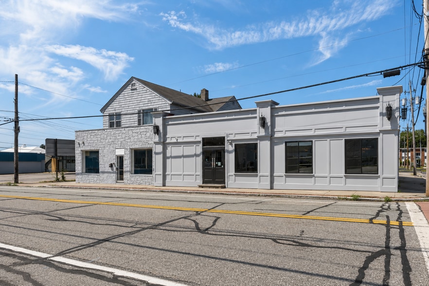 1058 Charles St, North Providence, RI à vendre - Photo du bâtiment - Image 1 de 37