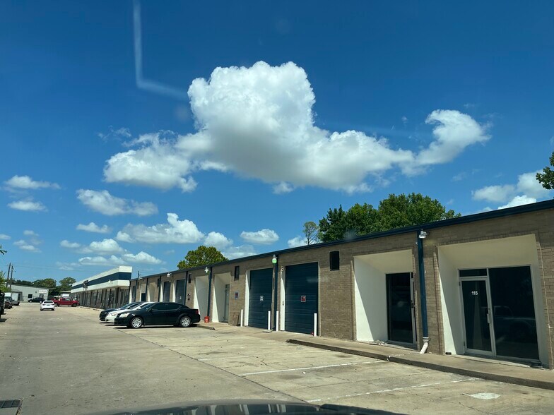 10055 Belknap Rd, Sugar Land, TX à louer - Photo du bâtiment - Image 2 de 3