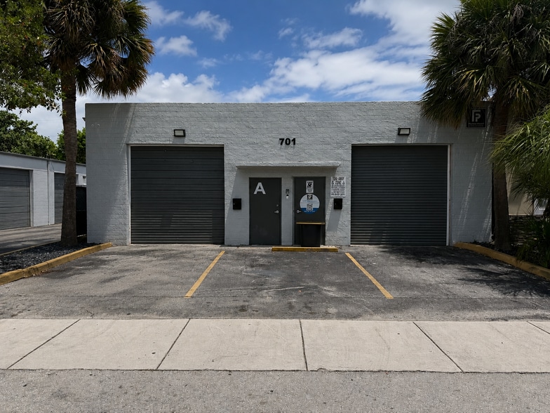 611 NE 42nd St, Deerfield Beach, FL for lease - Building Photo - Image 2 of 2