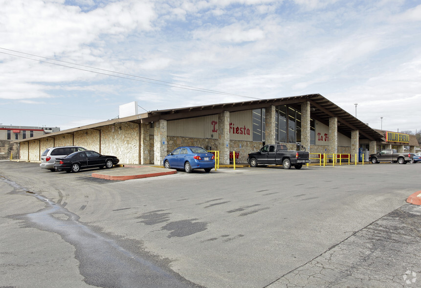 Pecan Valley Drive La Fiesta Grocery portfolio of 2 properties for sale on LoopNet.ca - Primary Photo - Image 2 of 2