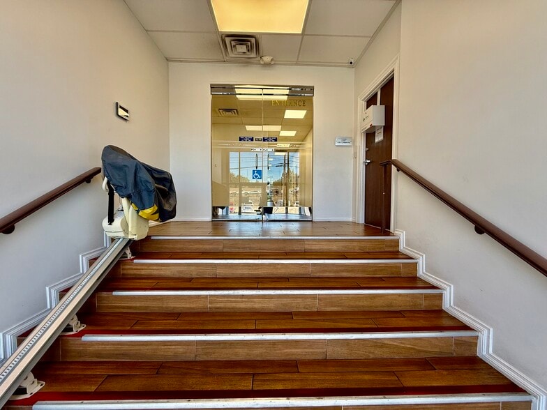 20011 Ventura Blvd, Woodland Hills, CA for lease - Interior Photo - Image 2 of 9