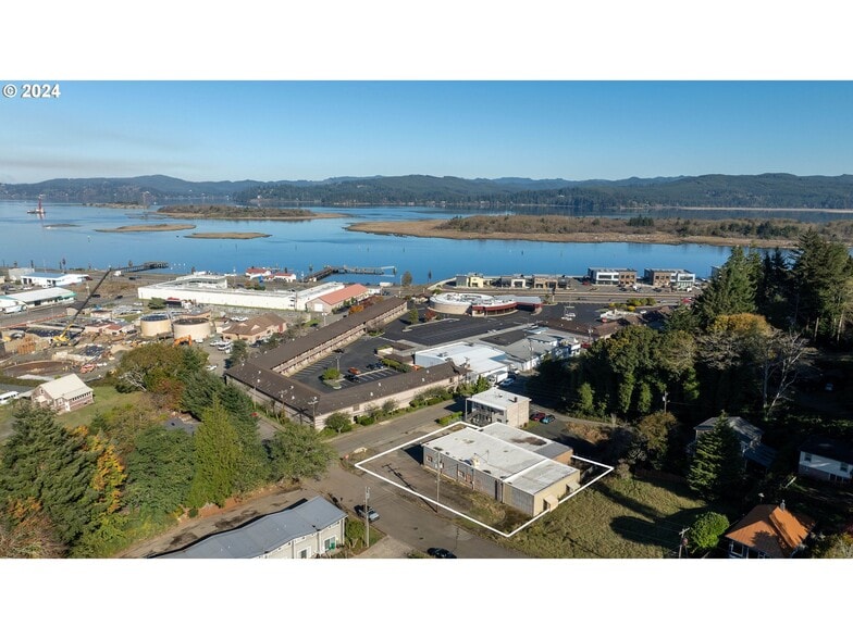 665 Hemlock Ave, Coos Bay, OR à vendre - Photo du bâtiment - Image 2 de 34