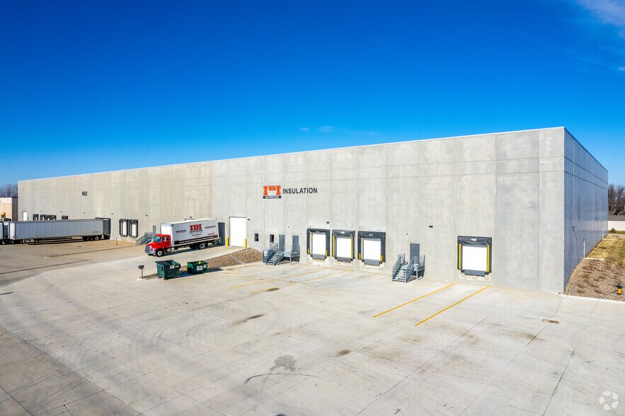 902 SE Shurfine Dr, Ankeny, IA for lease - Primary Photo - Image 1 of 7