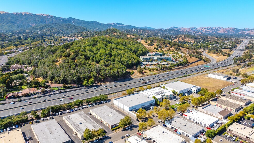 77 Hamilton Dr, Novato, CA à louer - Photo du bâtiment - Image 2 de 9