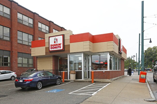 Plus de détails pour 1955 Beacon St, Brighton, MA - Commerce de détail à louer