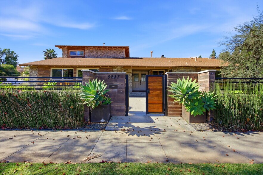 5237 Topanga Canyon Blvd, Woodland Hills, CA à vendre - Photo du bâtiment - Image 2 de 34