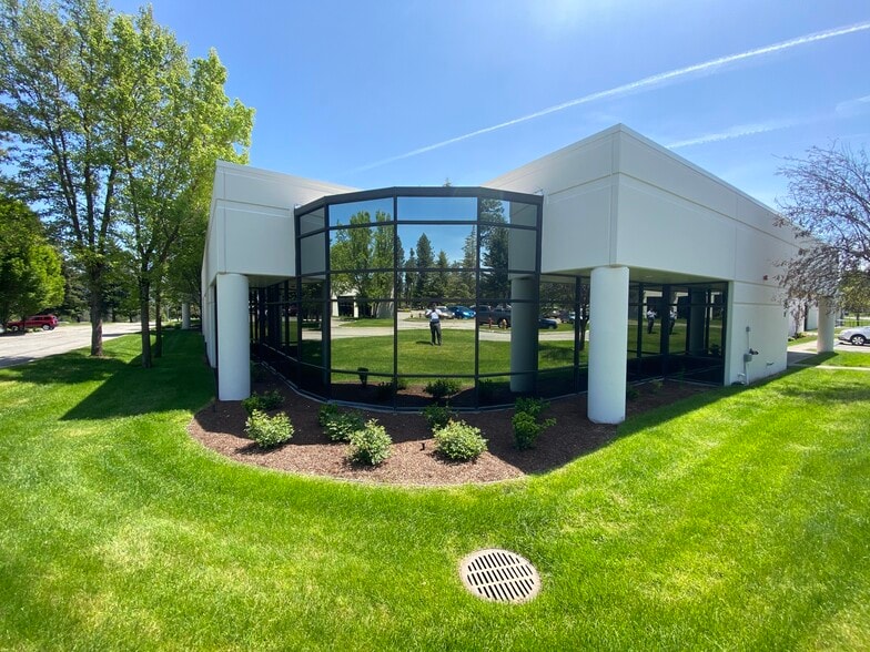 7400 N Mineral Dr, Coeur d'Alene, ID à louer - Photo du bâtiment - Image 1 de 3
