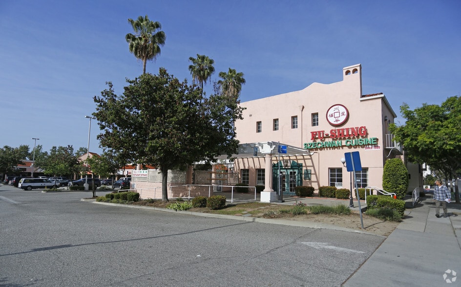 2.8AC Retail Investment Opportunity portfolio of 3 properties for sale on LoopNet.ca - Primary Photo - Image 3 of 8