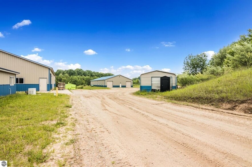 8160 Cadillac Hwy, Benzonia, MI for sale - Building Photo - Image 3 of 33