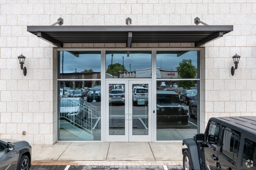 4315 Kingston Pike, Knoxville, TN à louer - Photo du bâtiment - Image 2 de 5
