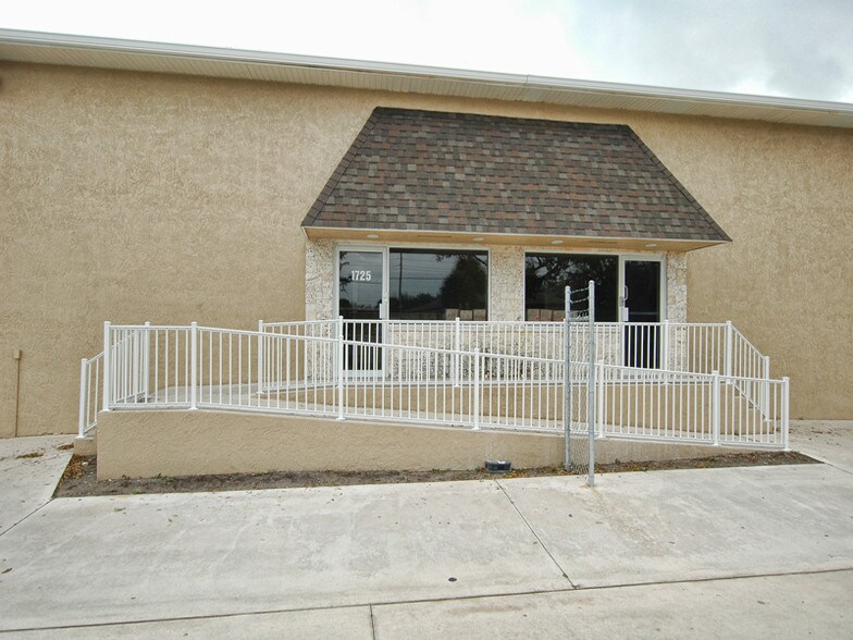 1733 SW Biltmore St, Port Saint Lucie, FL à vendre - Photo du bâtiment - Image 2 de 16