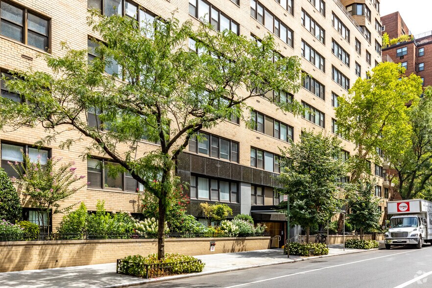 55 E 9th St, New York, NY à louer - Photo du bâtiment - Image 2 de 3
