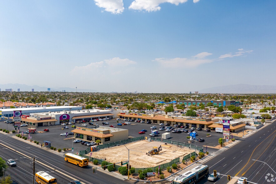 4900-4910 E Tropicana Ave, Las Vegas, NV à louer - Photo du bâtiment - Image 3 de 9