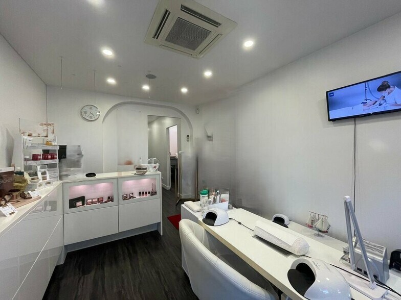 Retail in Nice for sale - Interior Photo - Image 3 of 8