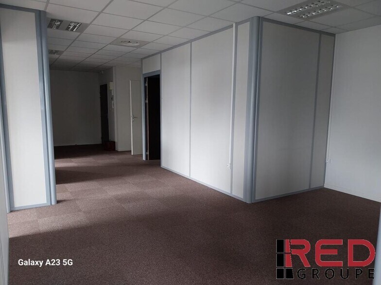 Office in Éguilles for lease - Interior Photo - Image 2 of 10