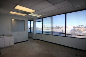 7598 N Mesa St, El Paso, TX for lease Interior Photo- Image 2 of 6