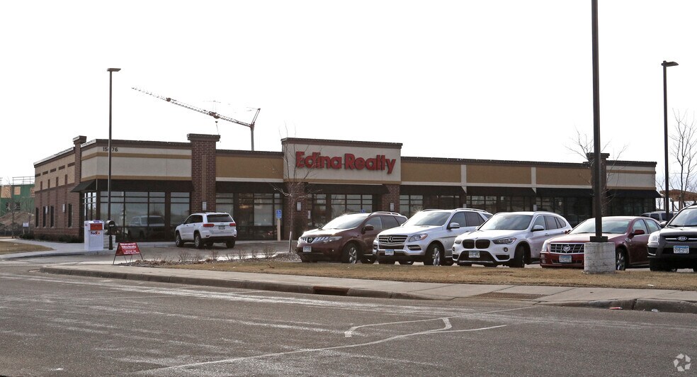 15676 Pilot Knob Rd, Apple Valley, MN à louer - Photo du bâtiment - Image 2 de 4