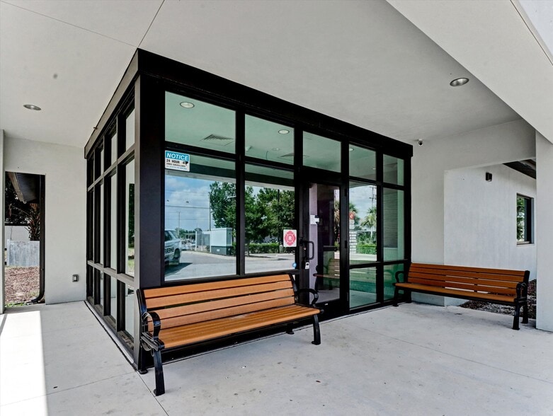 7901 Palm River Rd, Tampa, FL à louer - Photo du bâtiment - Image 3 de 17