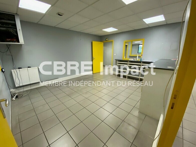 1 Rue Aristide Bergès, Sennecey-lès-Dijon for sale - Interior Photo - Image 3 of 4