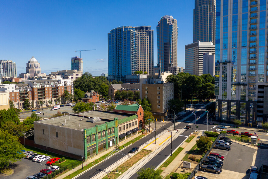 402 W Trade St, Charlotte, NC for lease - Building Photo - Image 2 of 8