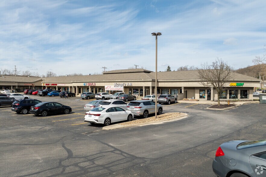 1562 Akron Peninsula Rd, Akron, OH à vendre - Photo du bâtiment - Image 3 de 20