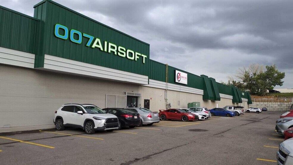 1411 33rd St NE, Calgary, AB à vendre - Photo du bâtiment - Image 3 de 7