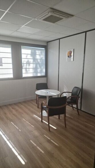 Bureau dans Sainte-Foy-lès-Lyon à vendre - Photo du bâtiment - Image 3 de 11