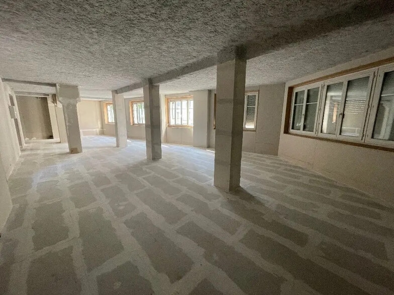 Office in Villeurbanne for lease - Interior Photo - Image 2 of 3