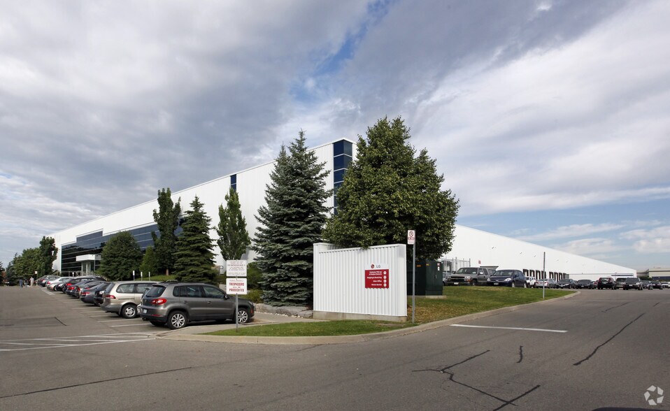 550 Matheson Blvd E, Mississauga, ON à louer - Photo du bâtiment - Image 3 de 4