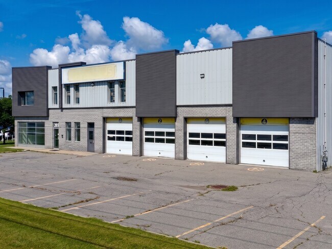 Plus de détails pour 285 Boul Monseigneur-Langlois, Salaberry-de-valleyfield, QC - Commerce de détail à louer