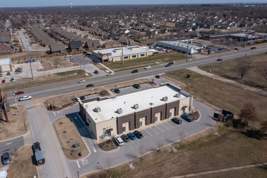 2805 SW 14th St, Bentonville, AR à louer - Photo du bâtiment - Image 2 de 8