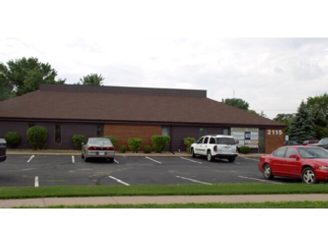 2115 E Clairemont Ave, Eau Claire, WI à louer - Photo du bâtiment - Image 2 de 4