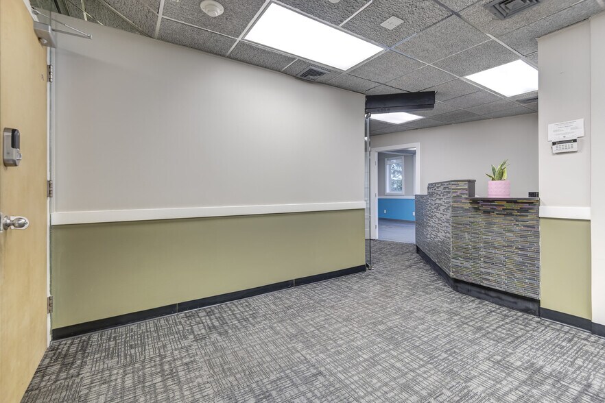 1575 Hillside Ave, New Hyde Park, NY à vendre - Photo du bâtiment - Image 3 de 27