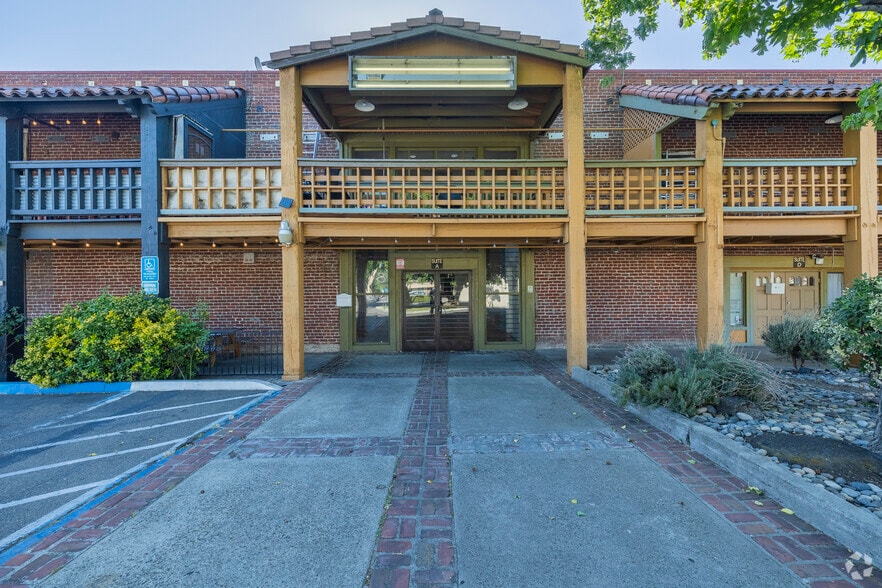 130 W 11th St, Tracy, CA for lease - Building Photo - Image 1 of 7
