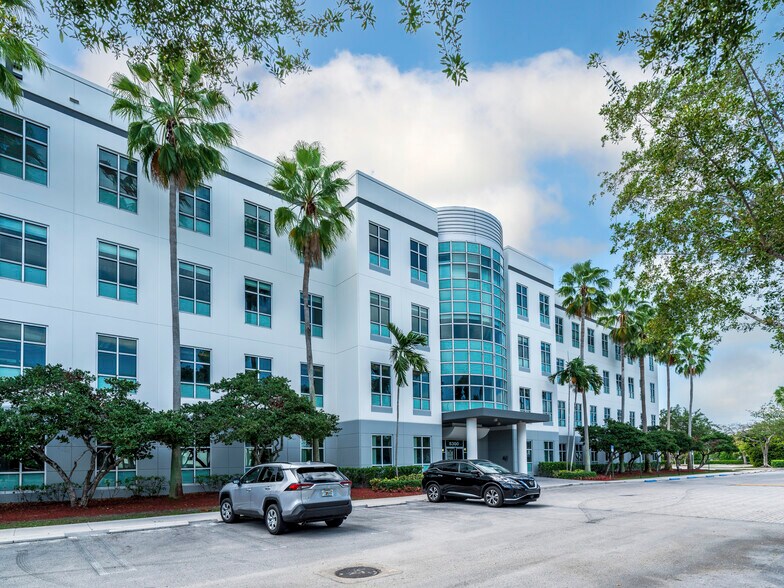 8200 NW 33rd St, Doral, FL à louer - Photo du bâtiment - Image 3 de 35