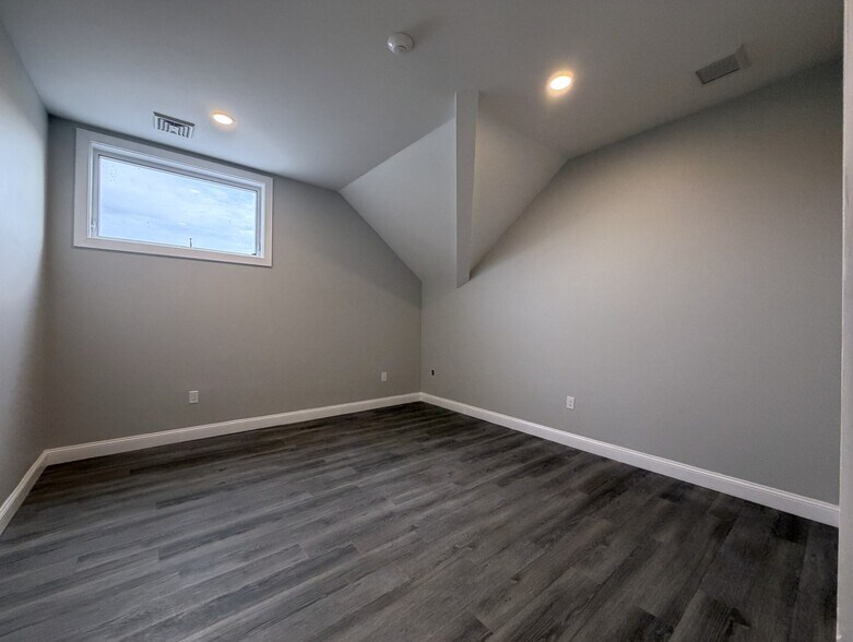 2 Peter Rd, Bristol, RI à louer - Photo du bâtiment - Image 3 de 10