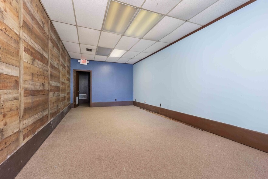 Office & Adjacent Restaurant Portfolio portefeuille de 2 propriétés à vendre sur LoopNet.ca - Photo du bâtiment - Image 3 de 53