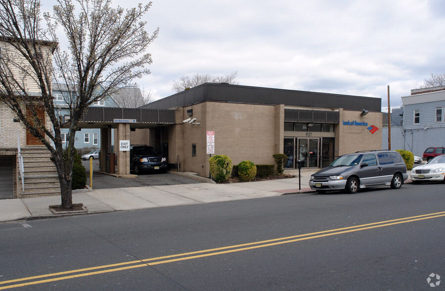 937 Broadway, Bayonne, NJ for lease - Primary Photo - Image 1 of 3