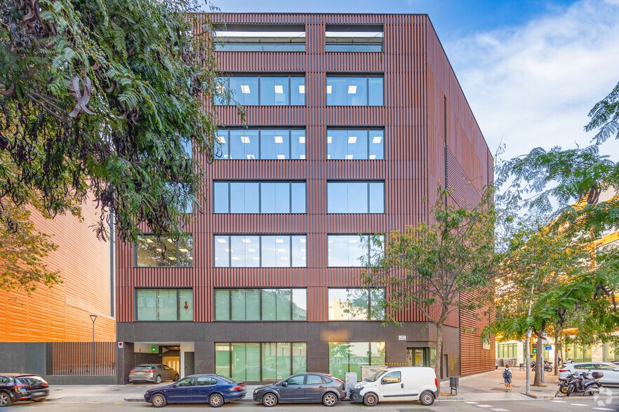 Office in Barcelona, Barcelona for lease - Building Photo - Image 3 of 3